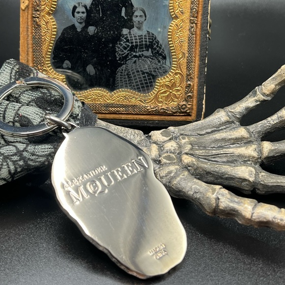 Authentic Alexander McQueen Enamel Skull Keyring - Picture 2 of 3